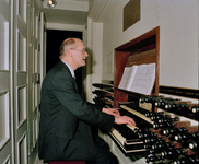 842174 Afbeelding van drs. H.H. Sietsma van de provincie Utrecht, die het Domorgel bespeelt tijdens een bijeenkomst van ...